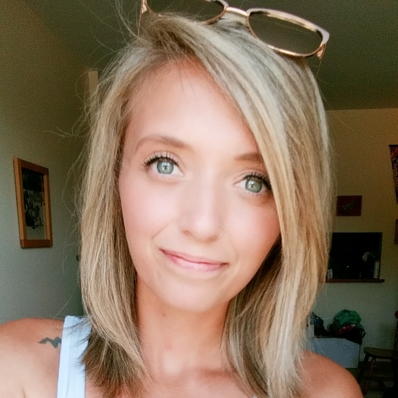 Meet your Posher, Angie - Picture 1 of 2